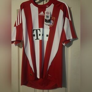 NWT FC Bayern München Adult Size Large 2011 Jersey